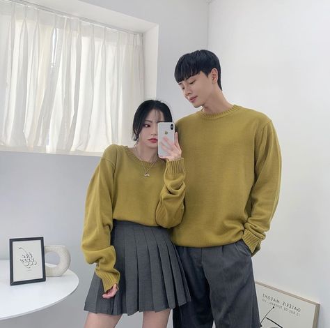 Korean Couple Outfits, Couple Ootd, Ootd Couple, Sweater Couple, Couple Outfit Ideas, Couple Matching Outfits, Couples Modeling, Couples Sweaters, Couple Set