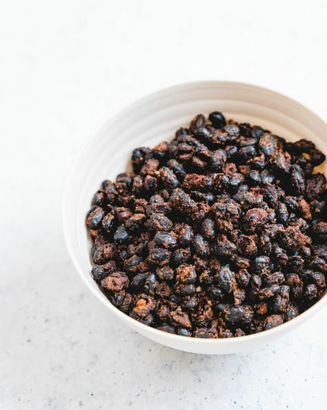 Black Bean Snack Recipes, Black Bean Snacks, Crunchy Beans, Roasted Black Beans, Crispy Beans, Crispy Black Bean, Mediterranean Snacks, Mediterranean Diet Snacks, Bean Snacks