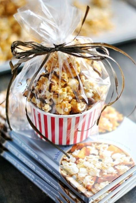 This caramel corn is so easy to make and is perfect for packaging and giving as a homemade gift! Easy Caramel Corn, Easy Caramel Corn Recipe, Caramel Corn Easy, Fall Bake Sale, Christmas Cookies Packaging, Bake Sale Treats, Caramel Corn Recipes, Bake Sale Packaging, Cake Stall