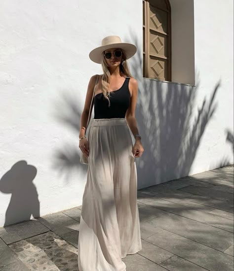 Greece Outfit Women, Mozambique Outfits, Tropical Vacation Outfits Beach, Colorful Vacation Outfits, Cozumel Outfits, Tulum Vibes Outfit, Island Vibes Outfits, Lake Outfit Summer, Egypt Outfits