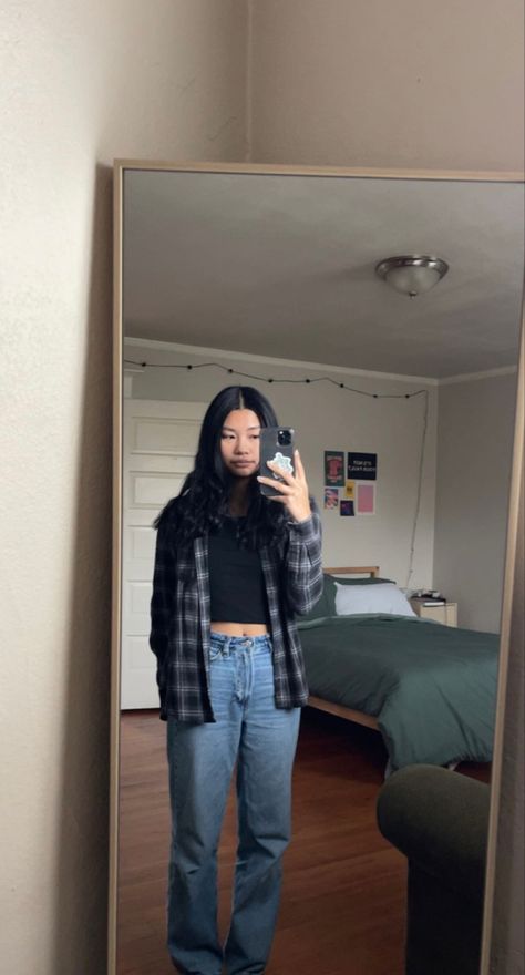 Fall Outfits Aesthetic Flannel, Gray Flannel Shirt Outfit Women, Outfits With Black Flannel, Masc Outfits For Women Flannel, Female Flannel Outfit, Black Flannel Outfits Aesthetic, Blue And Black Flannel Outfit, Flannel Hoodie Outfits Women, Dark Blue Flannel Outfits