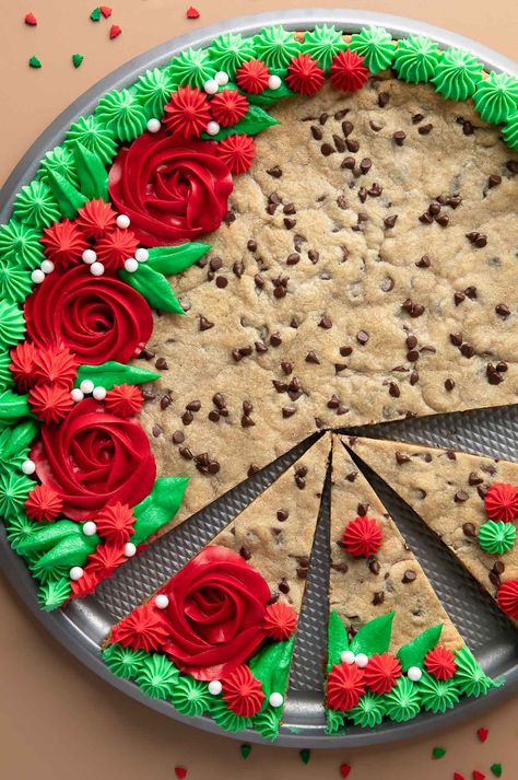 Giant Christmas Wreath Cookie Cake - Peas and Crayons Christmas Cookie Cake Design, Christmas Cookie Cakes, Giant Cookie Cake Recipe, Cute Cookie Cake Designs, Giant Christmas Wreath, Giant Birthday Cake, Giant Cookie Cake, Message Cookies, Christmas Wreath Cookies