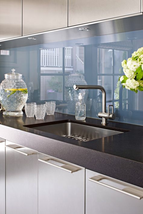 48 Beautiful Kitchen Backsplash Ideas for Every Style Kitchen Glass Backsplash, Glass Tiles Kitchen, Glass Backsplash Kitchen, Glass Kitchen Backsplash, Modern Kitchen Backsplash, Brick Backsplash Kitchen, Splash Backs, Brick Backsplash, Glass Tile Backsplash