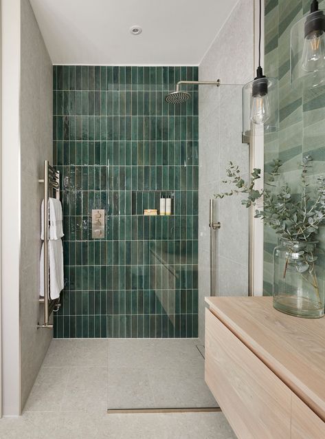 Luxury Bathroom Interior Design Modern, Modern Boho Bathroom, Green Tile Bathroom, Green Backsplash, Bathroom Interior Design Modern, Small Bathroom With Shower, Green Tiles, Bathroom Redesign, Bathroom Inspiration Decor