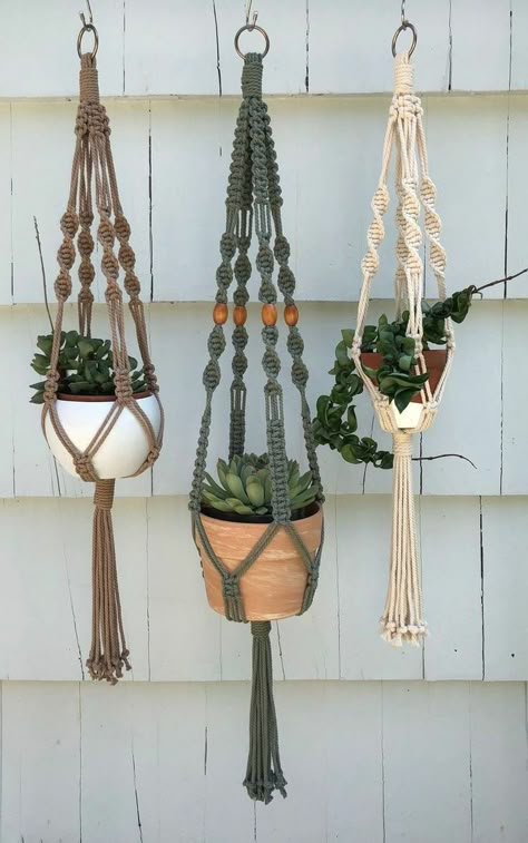 Diy Macrame Plant Hanger Pattern, Diy Macrame Plant Hanger Tutorials, Plant Hanger Tutorial, Koti Diy, Macrame Plant Hanger Tutorial, Macrame Plant Hanger Patterns, Macrame Hanging Planter, Macrame Planter, Planter Gift