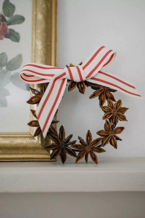 Creative Christmas Wreaths Diy, Crafts With Star Anise, Sustainable Christmas Wreath, German Ornaments Diy, Diy Star Anise Wreath, Christmas Wreath Decoration Ideas, Christmas Decor Wreath, Star Anise Wreath Diy, Star Anise Christmas Ornaments