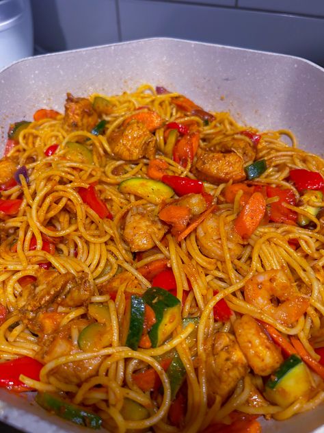 Juicy stir fry spaghetti with; - Chicken Breast - Shrimp - Red bell peppers - Zucchini - Carrots - Onions - Tomato paste #spaghetti #recipe #food #foodporn #stirfry Stir Fried Pasta, Stir Fry Spaghetti Recipe, Spaghetti And Shrimp Recipes, Spaghetti Stir Fry, Best Spaghetti Recipes, Healthy Food Photos, Stir Fry Spaghetti, Spaghetti Meals, Chicken With Spaghetti