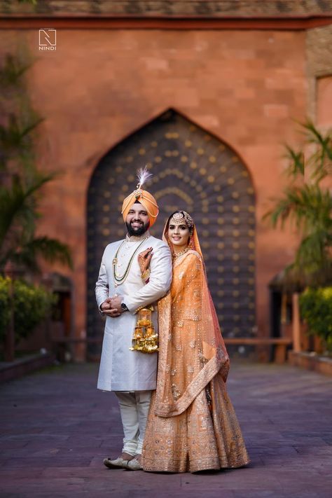 Hindu Couple Photography, New Copal Photo, Marriage Couple Poses Indian, Couple Potrait Indian Wedding, Couple Pose Marriage, Punjabi Couple Marriage Poses, Wedding Capal Photo, Couple Weeding Pose, Couple Poses Wedding Photography