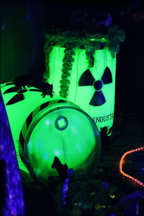 Static Halloween Props, Lights Out Frights Out, Halloween Barrel Ideas, Bio Hazard Halloween Decor, Toxic Halloween Decorations, Barrel Halloween Decor, Toxic Waste Halloween Decorations, Toxic Waste Aesthetic, Mad Scientist Halloween Decorations