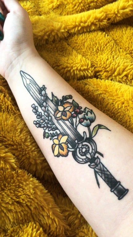 Guard might get nervous, a woman approaches with her weapon drawn 🗡 : skyrim Dawnbreaker Skyrim Tattoo, Dawnbreaker Skyrim, Dawnbreaker Tattoo, Skyrim Tattoo Ideas, Elder Scrolls Tattoo, Tattoo Fire, Skyrim Tattoo, Elder Scrolls V Skyrim, Dagger Tattoo