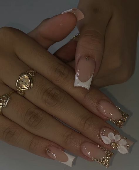 Nails For New Years Eve 2025, Nails Inspo Rhinestones, Nail Art Designs Acrylic Short, New Years Inspo Nails, Cute Nails Acrylic Medium, Gold Quince Nails Short, Cute Short Acrylics, Medium Length Nail Inspo Acrylic, Short San Judas Nails