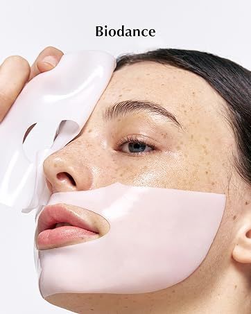 This deep hydrating facial mask is formulated with non-toxic & non-irritant ingredients. It is free of allergic reaction-causing ingredients and 19 other harsh, controversial ingredients. It is completely safe for sensitive skin. The oligo-hyaluronic acid found in the Biodance Bio-Collagen Real Deep Mask has a moisturizing effect that is superior to that of regular hyaluronic acid. It penetrates deeper layers of skin resulting in a healthy and moisturized complexion. Collagen Face Mask, Hydrogel Mask, Glam Accessories, Skin Care Masks, Collagen Mask, Trendy Sweaters, Facial Mask, Glass Skin, Youthful Skin