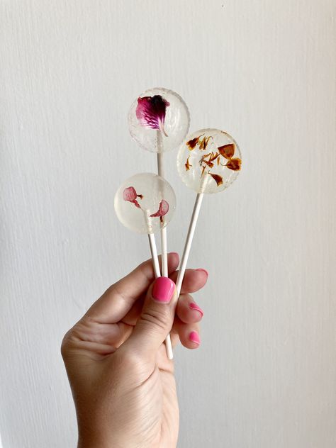 Edible Flower Lollipops, Organic Lollipop Recipe, Honey Lollipops Diy, Flower Lollipops Diy, Diy Lollipops, Flower Lollipop, Flower Lollipops, Hard Tack Candy, Diy Lollipop