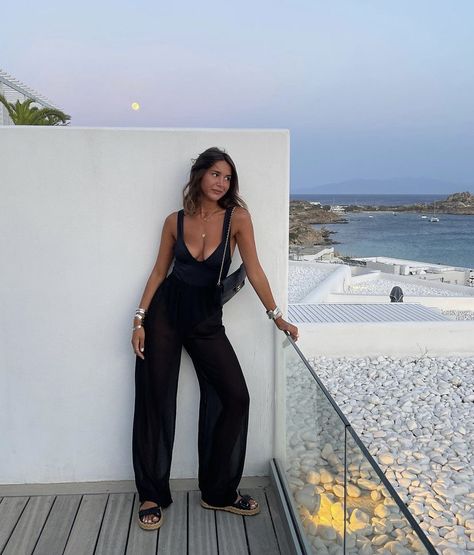 Black Beach Trousers Outfit, Black Linen Pants Outfit Aesthetic, Black Pants Beach Outfit, Black Holiday Outfits Summer, All Black Linen Outfit, All Black Vacation Outfit, Black Linen Trousers Outfit Summer, Outfits With Black Linen Pants, Linen Black Pants Outfit