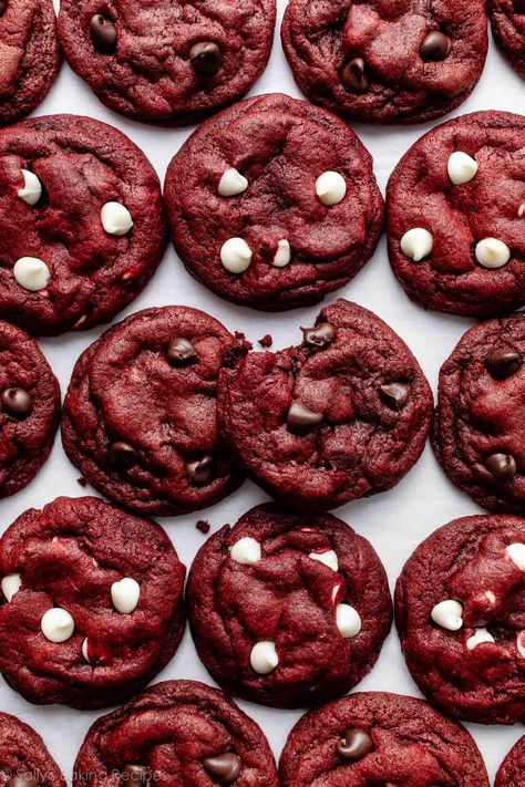 Red Velvet Chocolate Chip Cookies Redvelvet Cookies Recipe, Red Velvet Chocolate Chip Cookies, Red Velvet Cookie Recipe, Red Velvet Crinkle Cookies, Chocolate Chip Cookie Brownies, Red Velvet Chocolate, Cookie Bars Easy, Easy Candy Recipes, Velvet Cookies