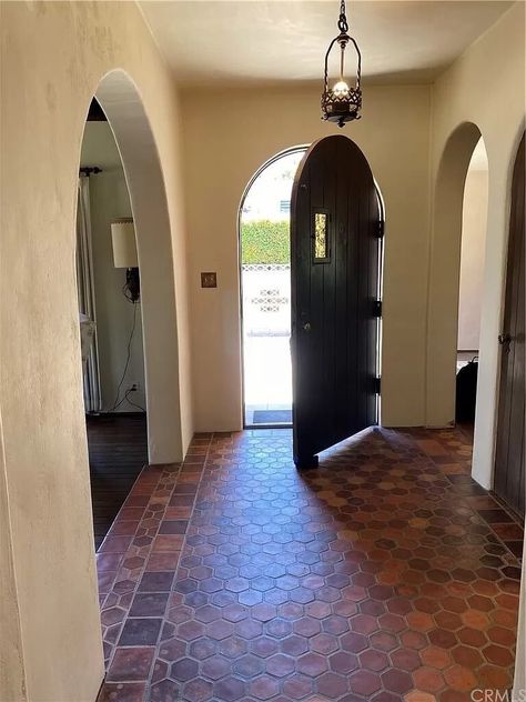 1928 Mission Revival house in Los Angeles, California - $2.1 Million | Old Houses USA Mission Revival Interior, Spanish Revival Entryway, Mission Revival Homes, Mission Revival, House In Los Angeles, Spanish Revival Home, California Missions, Long Branch, Spanish Style Homes