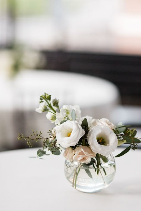 Small Round Vase Centerpiece, Small Round Floral Centerpieces, June Wedding Centerpieces Reception Ideas, One Vase Wedding Centerpiece, Small White Centerpieces Simple, Small Low Floral Centerpieces, Small Wedding Centerpiece Ideas, Small Round Flower Arrangements, Small Round Vase With Flowers