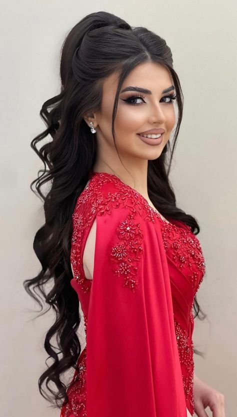 Hairstyle For Wedding Bridesmaid, Hairstyle With Gown Western, Pakistani Hair Styles, Red Rose Hairstyle, Formal Side Hairstyles, Eid Hair Styles, Formal Party Hairstyles, Side Hairstyles Wedding, Jura Hairstyle