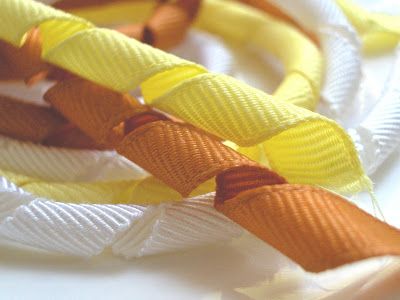 zakka life: How To Curl Fabric Ribbon How To Curl Ribbon, Volleyball Ribbons, Bows For Presents, Diy Curls, Ribbon Curls, Ribbon Sculptures, Fabric Stiffener, Homemade Bows, Gift Wrapping Inspiration