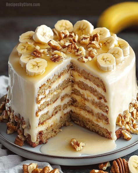 Moist and flavorful, this Banana Walnut Cream Cake combines ripe bananas, crunchy walnuts, and creamy custard for an irresistible dessert! Vanilla Banana Cake, Banana Cream Cake, Banana Layer Cake, Healthy Banana Pudding, Walnut Dessert, Banana Walnut Cake, Layer Cake Filling, Walnut Cream, Chocolate Cherry Cookies