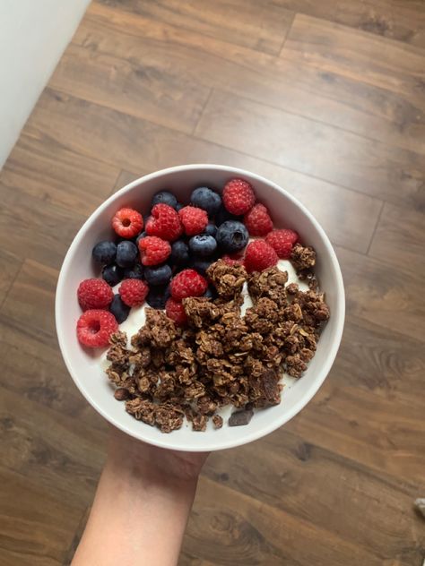 Greek Yogurt With Berries And Granola, Granola And Yogurt Breakfast, Yogurt Granola Bowl, Granola With Milk, Greek Yogurt Granola, Granola Bowls, Granola And Yogurt, Greek Yogurt Bowl, Baked Oats Recipe