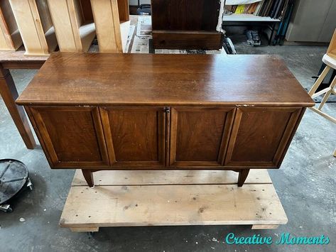 DO you have a cedar chest? What do you use it for? I purchased this cedar chest by Lane (made in Canada by Knetchel Furniture) on a local buy and sell group. I love the simple clean lines and walnut exterior. Vintage Cedar Chest, Cedar Chest Makeover, Lane Cedar Chest, Chest Makeover, Milk Paint Furniture, Painted Tables, Stripping Paint, Refinish Furniture, Diy Furniture Decor