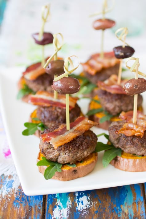 Boho Glamping, Burger Bites, Mini Hamburgers, Glamping Party, Bacon Burger, Paleo Crockpot, Paleo Food, Paleo Snacks, Finger Food Appetizers