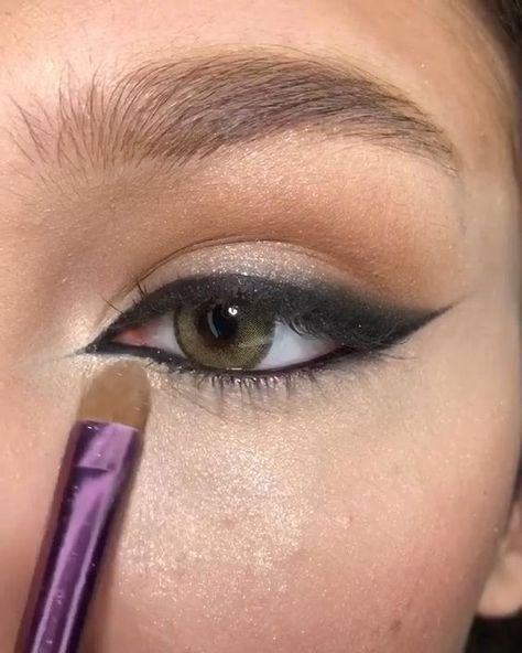 Easy Black And Gold Eye Makeup, Liner Styles, Diy Eyeliner, Liner Ideas, Liner Tutorial, Mekap Mata, Chirstmas Decor, Tutorial Eyeliner, Video Makeup