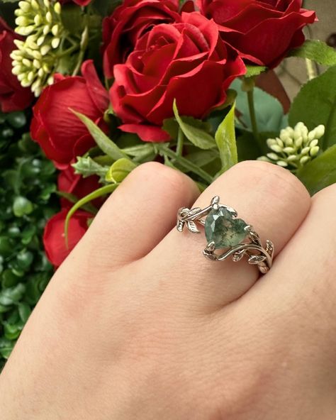 Mother Earth - heart shaped moss agate ring with a leaf and vine band 🍃 Beautiful ring straight out of an enchanted forest in a fairytale 🌹 #mossagatering #mossagate #mossagatejewelry #heartring #fantasyring #fantasyjewelry #fairycore #fairytalejewelry #mossagateheart #crystalring #uniquering #gemstonering #lovering #promisering #selflovejewelry #natureinspiredjewelry #enchantedwedding #ringinspo #ringinspiration #leafring #leafband Engagement Rings Earthy, Engagement Rings Crystal, Earthy Wedding Rings, Fairy Forest Wedding, Wedding Theme Aesthetic, Engagement Rings Nature, Unique Engagement Rings Non Traditional, Moss Agate Engagement Rings, Agate Engagement Rings