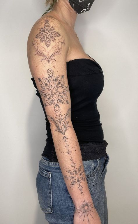 Tatuaje estilo ornamental en el brazo de mujer, de Tati Tattoos Tattoo Muñeca, Tattoo Brazo Mujer, Tattoo 2024, Ma Tattoo, 2023 Tattoo, Feminine Tattoos, Body Art, Vision Board, Tattoos