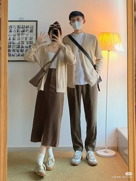 Complimentary Outfits For Couples, Winter Couple Outfits Matching, Simple Matching Couple Outfits, Modest Couple Outfits, Couple Korean Outfit, Korean Couple Aesthetic Outfit, Simple Couple Outfits, Formal Outfits For Couples, Coordinating Couple Outfits For Pictures