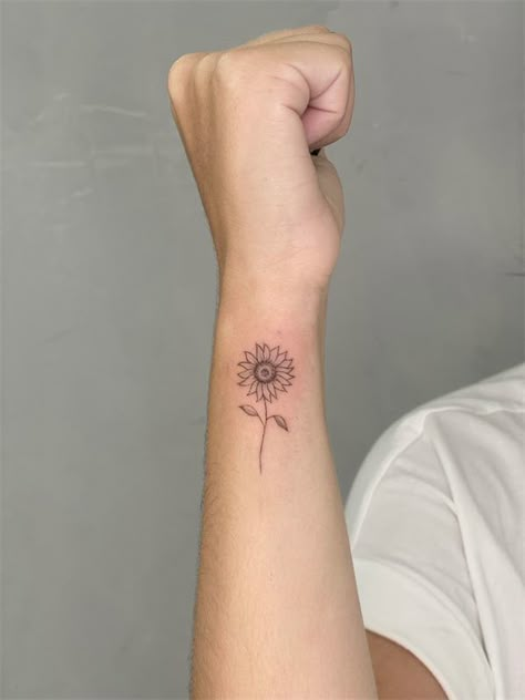 30 Inspiring Sunflower Tattoo Ideas to Embrace - Fancy Ideas about Everything Simplistic Sunflower Tattoo, Sunflower Tattoo Linework, Small Tattoos Sunflower, Sunflower Tattoo Ankle, Sunflower Minimalist Tattoo, Minimal Sunflower Tattoo, Sunflower Tattoo Minimalist, Small Sunflower Tattoo Simple, Sunflower Ankle Tattoo