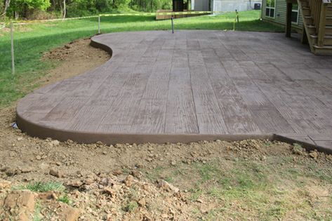 Tips for Planning a Patio | https://merrypad.com/2016/03/03/tips-for-planning-a-patio/ Wood Stamped Concrete, Diy Concrete Patio, Diy Patio Ideas, Cement Patio, Concrete Patio Designs, Concrete Patios, Stamped Concrete Patio, Patio Flooring, Brick Patios