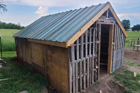 DIY Pallet Chicken Coop Diy Chicken Coop Walk In, Repurposed Chicken Coop Upcycling, Pallet Chicken House, Simple Chicken House, Diy Chicken Coop Pallets, Easy Diy Chicken Coop Cheap Simple, Pallet Chicken Coop Diy Easy, Pallet Chicken Coop Plans, Chicken Coop From Pallets