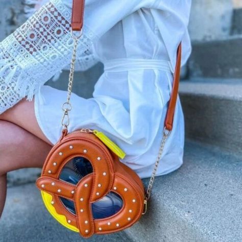 Pretzel Crossbody Bag with Mustard Zipper Tab Foods Aesthetics, Fun Purses, Pretzel Bags, Funky Purses, Novelty Handbags, Funny Bags, Novelty Purses, Soft Pretzel, Salt Crystal