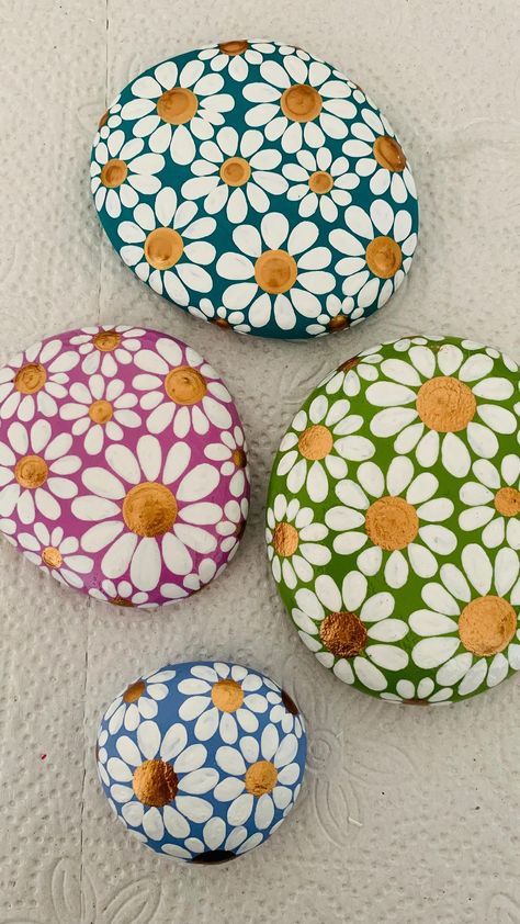 Flowers On Stones, Painted Rocks Flowers Ideas, Painted Rock Garden Ideas Front Yard, Daisy Painted Rock, Stenmaling Ideas, Painted Rocks Aesthetic, Stone Painting Flower, Cute Rock Painting Ideas Simple, Rock Painting Ideas Flowers