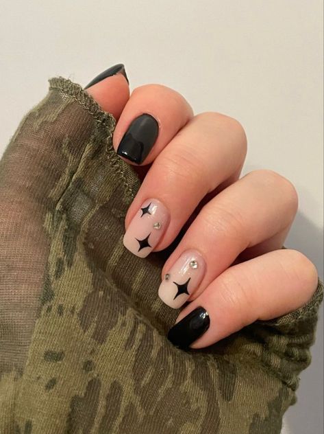 Black Aesthetic Nails Short, Grunge Nails Acrylic 90s Short, Black Nails Rock Style, Short Black Nails Almond Shape, Grunge Nails Short Almond, Punk Acrylic Nails Short, Star Nail Inspo Short, Short Square Nails Design Ideas Black, Short Nails Ideas Grunge