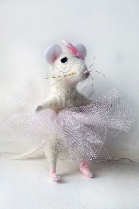 Needle Felted Ballerina, Needle Felting Mouse Tutorial, Felt Mouse Pattern Free, Felted Mouse Tutorial, Felt Ballerina, Easy Christmas Crafts For Adults, Needle Felted Christmas Ornaments, Mouse Ballerina, Felted Christmas Ornaments