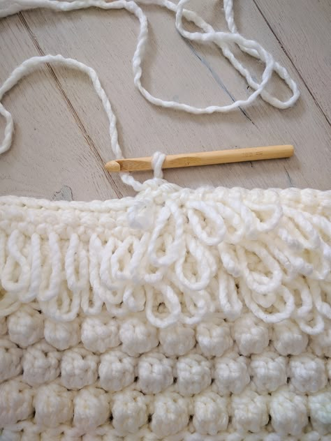 Crochet Loop Stitch, Loop Stitch Crochet, Loop Pillow, Crochet Loop, Loop Stitch, Finger Crochet, Crochet Stitches Guide, Easy Crochet Stitches, Ring Of Fire