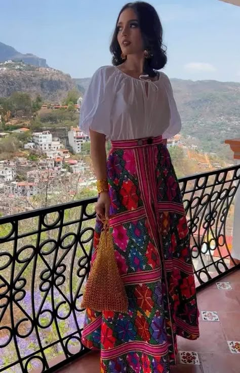 Columbian Outfit Woman, Spanish Style Dress Classy, Mexican Inspired Outfit Women, Mexican Cottagecore Outfits, Modest Mexican Outfits, Mexican Fiesta Outfit For Women, Mexican Women Outfit, Mexican Outfit Ideas Women, Rebosos Mexicanos Outfit