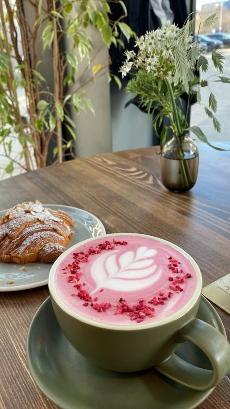 Cute Aesthetic Coffee Shop, Cafe Drinks Aesthetic, Drinks Aesthetic Coffee, Cup Of Coffee Aesthetic, Pink Cappuccino, Coffee Shop Cups, Pink Coffee Shop, Matcha Latte Iced, Red Velvet Latte