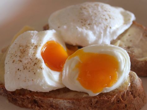 Cooking Poached Eggs, Easy Poached Eggs, Benefits Of Eating Eggs, Poach An Egg, Khan Market, Food Monster, Perfect Poached Eggs, Egg Benefits, Soft Egg