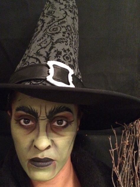 How To Paint A Witch Face, Old Witch Makeup, Wicked Witch Makeup, Scary Witch Face Paint, Good Witch Bad Witch Makeup, Witch Makeup Ideas Green, Old Hag Witch Makeup, Kids Witch Makeup, Scary Witch Costume