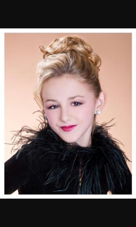 Look her pyramid picture Dance Moms Headshots, Dance Moms Pyramid, Chloe From Dance Moms, Chloe Dance Moms, Dance Moms Season 3, Dance Moms Season 2, Dance Moms Chloe Lukasiak, Chloe And Paige, Dance Moms Chloe