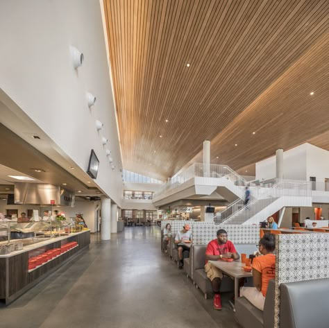 Gallery of Clemson University Core Campus Dining Facility / Sasaki - 6 University Cafeteria Interior Design, Dormitory Interior Design, Dining Hall Ideas, Dining Hall Design, Industrial Interior Design Office, Food Hall Design, College Dining Hall, University Cafeteria, Workplace Interior Design