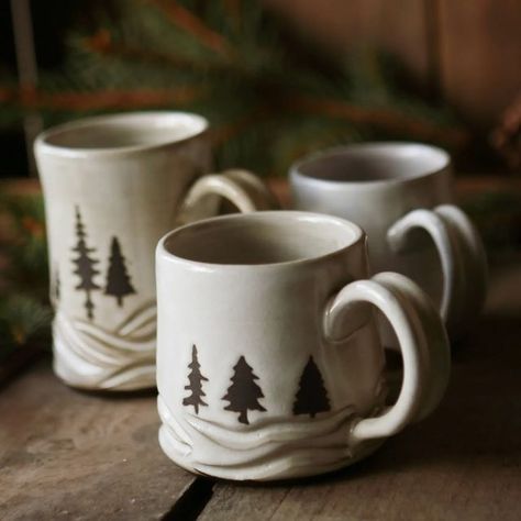 Winter Mugs Ceramic, Ceramic Ideas For Beginners, Christmas Pottery Mugs, Christmas Ceramic Mug, Ceramics Mug Ideas, Winter Ceramics, Pottery Mugs Handmade, Christmas Pottery Ideas, Winter Pottery