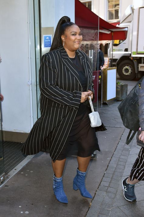 Lizzo makes even the simplest outfit look chic in these adorable denim boots and an oversize pinstripe coat. The only way to accessorize? With a glimmery silver purse, of course. Lizzo Outfits, Simple Style Outfits Minimal Classic, Simple Fashion Outfits Minimal Style, Work Appropriate Outfits, Outfits Minimal, Cool Street Style, Famous Moms, Sheer Midi Dress, Famous Kids