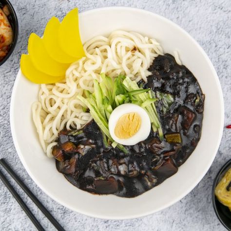 Jajjangmyeong Aesthetic, Korean Jajangmyeon, Korean Noodle Dishes, Beef And Vegetables, Chicken Tenderloin Recipes, Chicken Tenderloin, Culinary Cooking, Good Looking Food, Brunch Spread