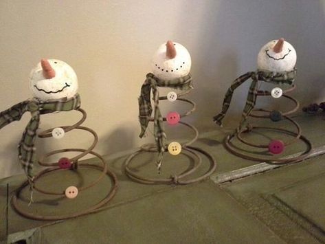 Repurposed Bed Spring Craft Ideas - Crafty Morning Rusty Bed Springs, Old Bed Springs, Bed Spring Crafts, Diy Schneemann, Bed Spring, Spring Craft, Spring Projects, Bed Springs, Primitive Crafts