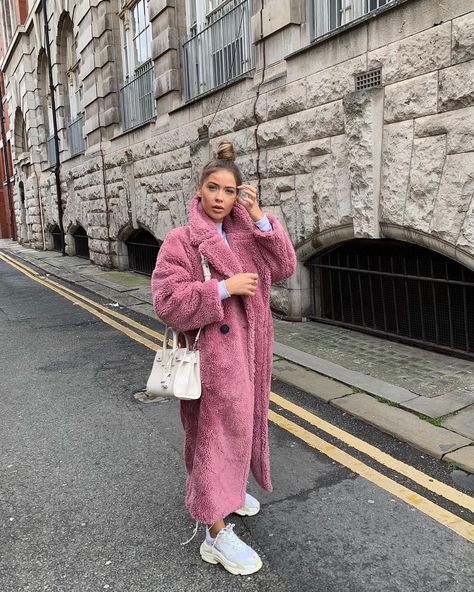 36 mil curtidas, 452 comentários - Naomi Genes (@naomigenes) no Instagram: “I’m officially OBSESSED 🌸🎀💞 @topshop (links on my @liketoknow.it.europe page) #liketkit…” Balenciaga Triple S Outfit, Triple S Outfit, Naomi Genes, Stylish Winter Coats, Autumn Knitwear, Bear Coat, Quoi Porter, Airport Outfits, Daily Outfit Inspiration